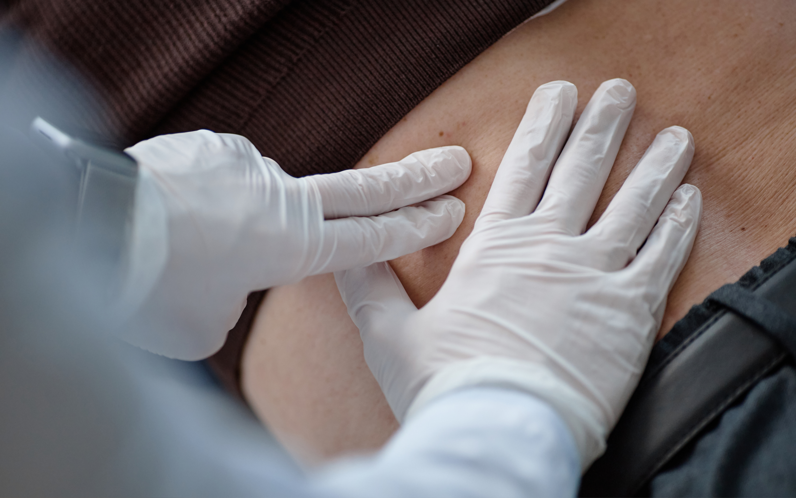 Examinare medicală pentru hernie inghinală la Novus Medical Ploiești
